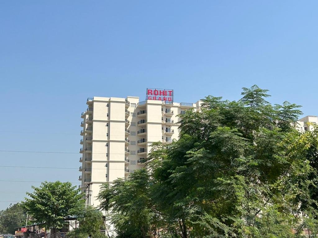 ready to move rohit grand apartment in jankipuam lucknow for sale